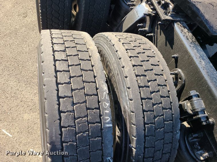 image for item MJ9324 2016 Freightliner Cascadia  semi truck