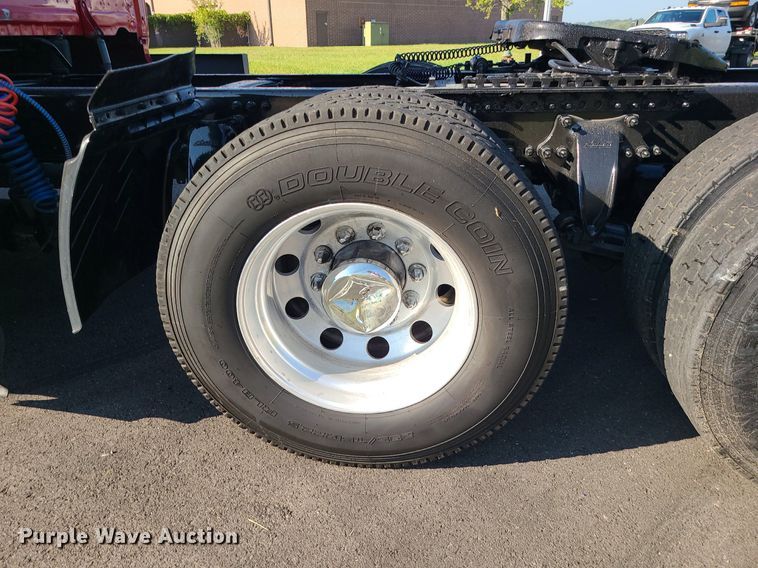 image for item MJ9324 2016 Freightliner Cascadia  semi truck