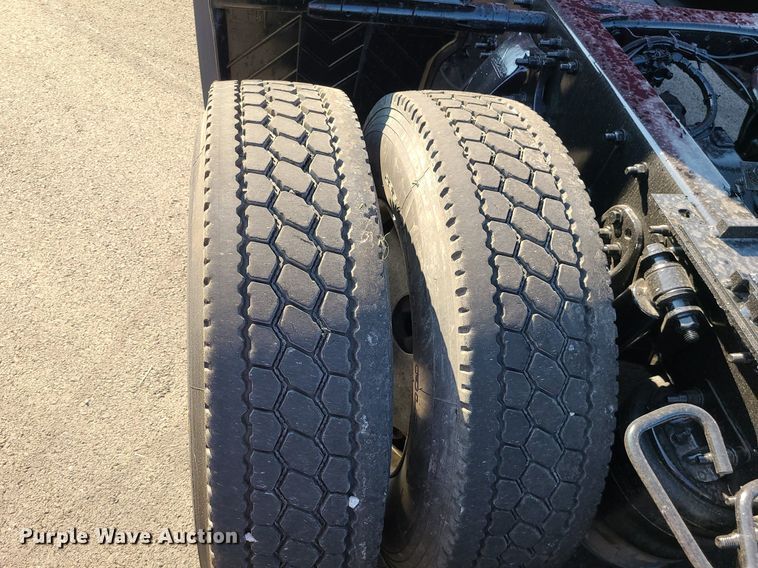 image for item MJ9324 2016 Freightliner Cascadia  semi truck