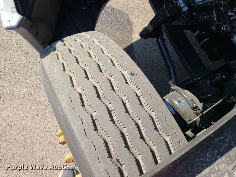 image for item MJ9324 2016 Freightliner Cascadia  semi truck