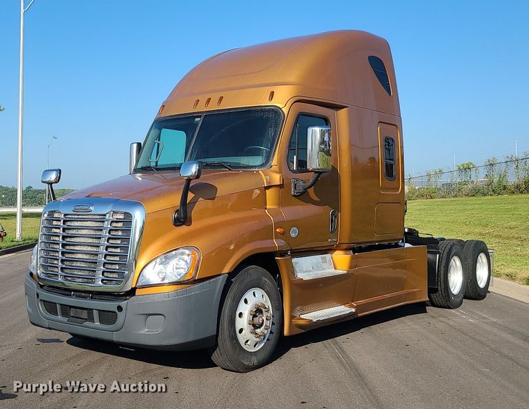 image for item MJ9325 2016 Freightliner Cascadia  semi truck