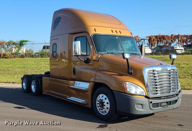 image for item MJ9325 2016 Freightliner Cascadia  semi truck