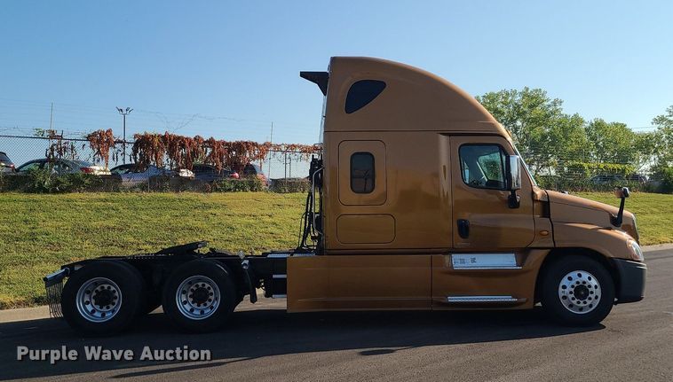 image for item MJ9325 2016 Freightliner Cascadia  semi truck