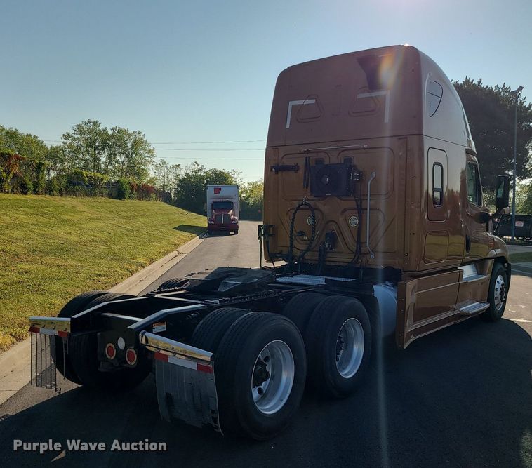 image for item MJ9325 2016 Freightliner Cascadia  semi truck