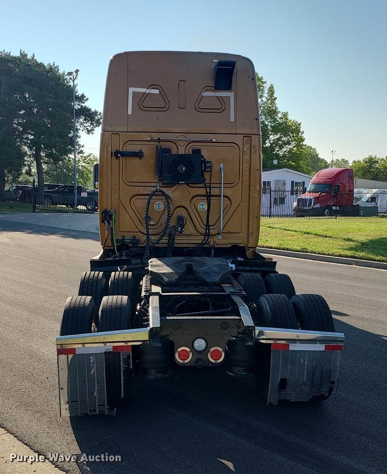 image for item MJ9325 2016 Freightliner Cascadia  semi truck