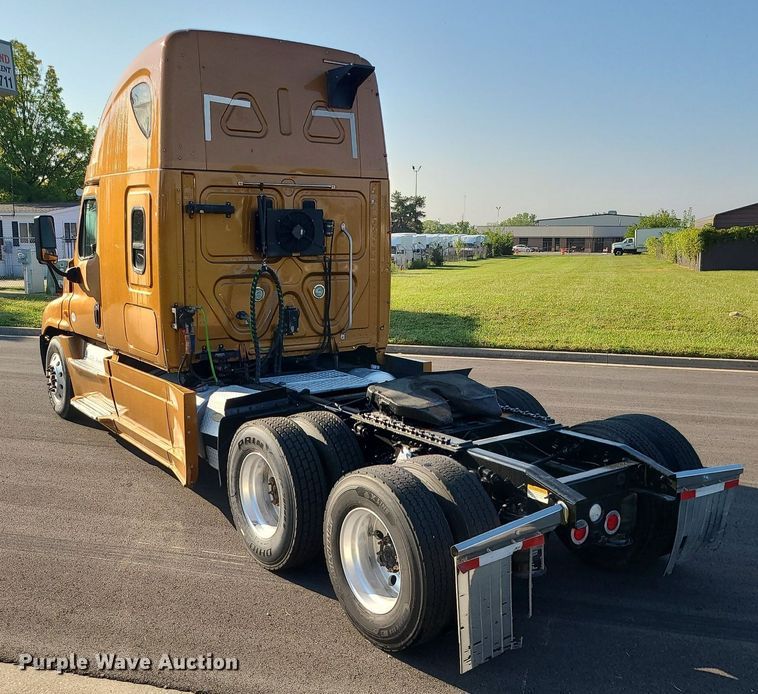 image for item MJ9325 2016 Freightliner Cascadia  semi truck