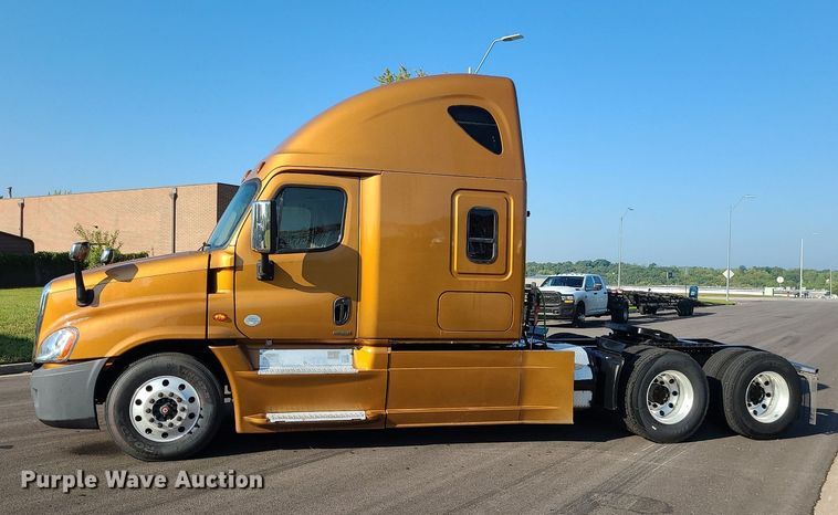 image for item MJ9325 2016 Freightliner Cascadia  semi truck