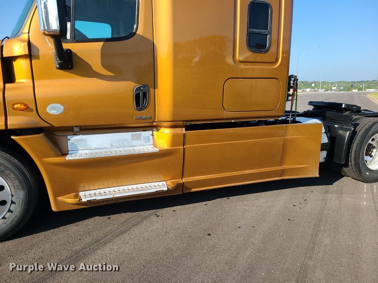 image for item MJ9325 2016 Freightliner Cascadia  semi truck