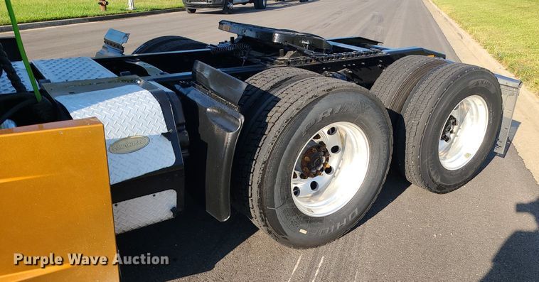 image for item MJ9325 2016 Freightliner Cascadia  semi truck