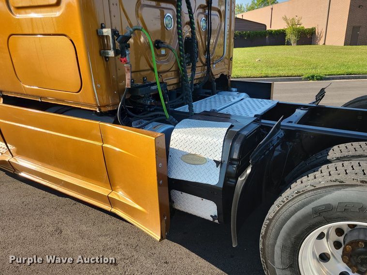 image for item MJ9325 2016 Freightliner Cascadia  semi truck