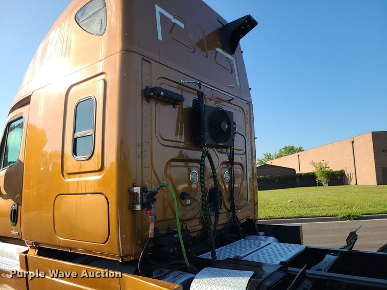 image for item MJ9325 2016 Freightliner Cascadia  semi truck