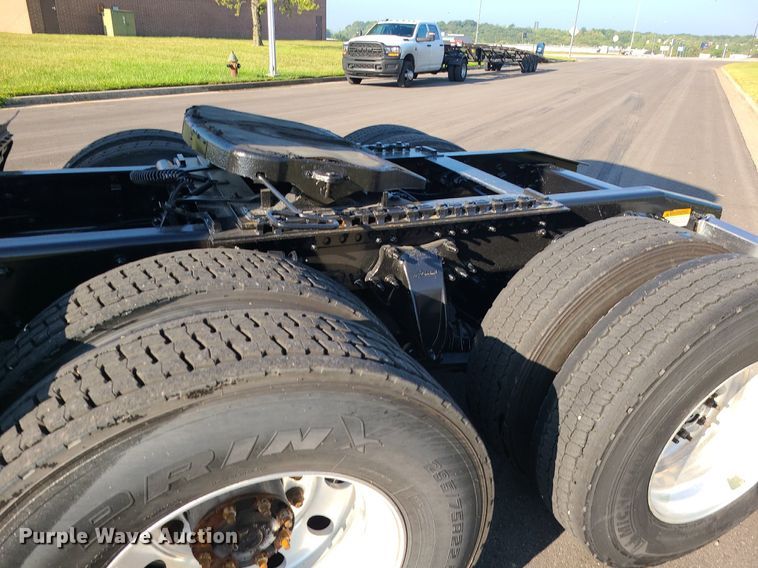 image for item MJ9325 2016 Freightliner Cascadia  semi truck