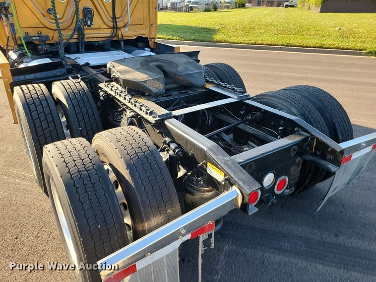 image for item MJ9325 2016 Freightliner Cascadia  semi truck