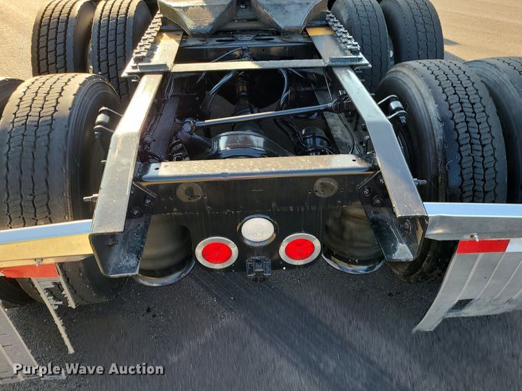 image for item MJ9325 2016 Freightliner Cascadia  semi truck