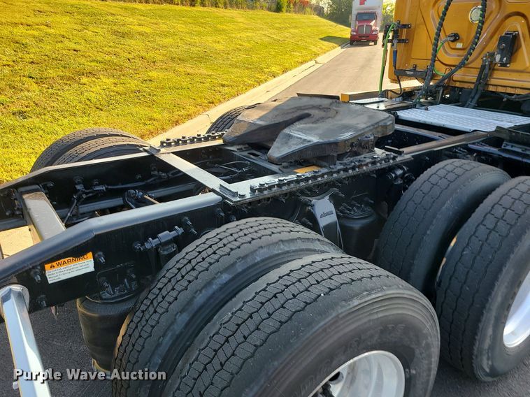 image for item MJ9325 2016 Freightliner Cascadia  semi truck