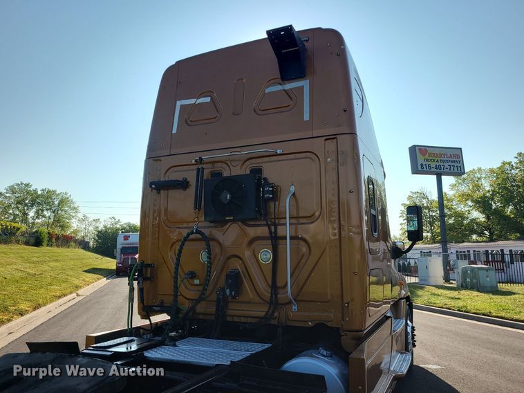 image for item MJ9325 2016 Freightliner Cascadia  semi truck