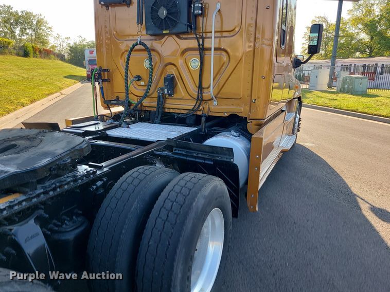 image for item MJ9325 2016 Freightliner Cascadia  semi truck