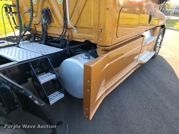 image for item MJ9325 2016 Freightliner Cascadia  semi truck