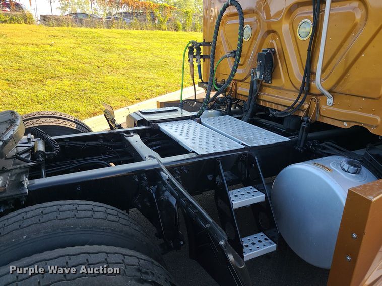 image for item MJ9325 2016 Freightliner Cascadia  semi truck