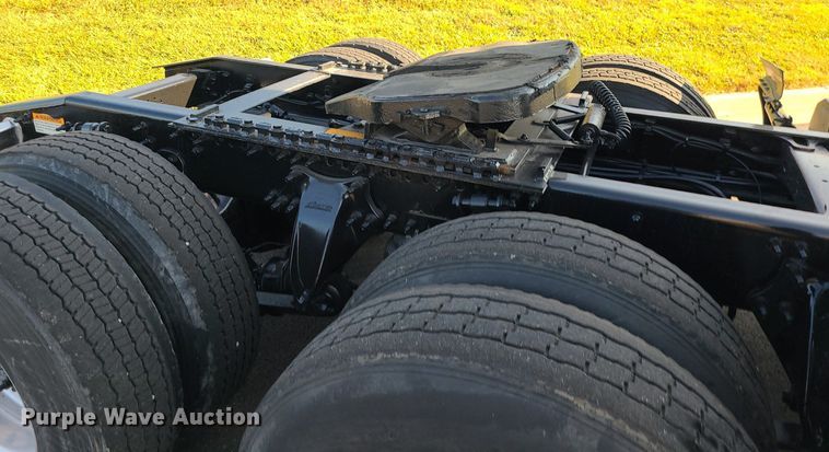 image for item MJ9325 2016 Freightliner Cascadia  semi truck