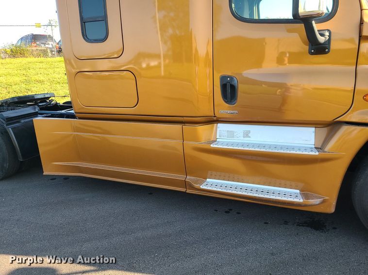 image for item MJ9325 2016 Freightliner Cascadia  semi truck