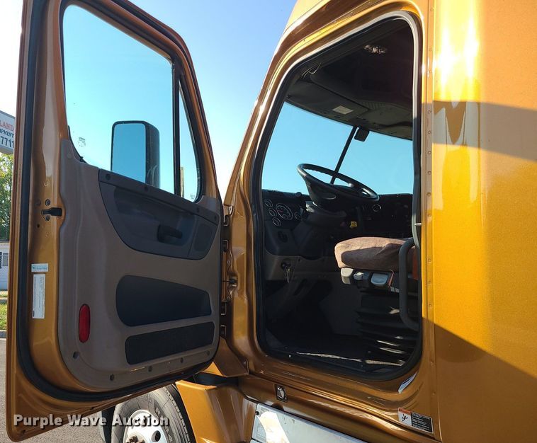 image for item MJ9325 2016 Freightliner Cascadia  semi truck