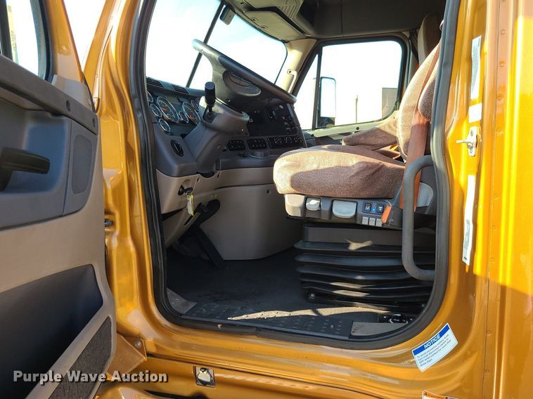 image for item MJ9325 2016 Freightliner Cascadia  semi truck