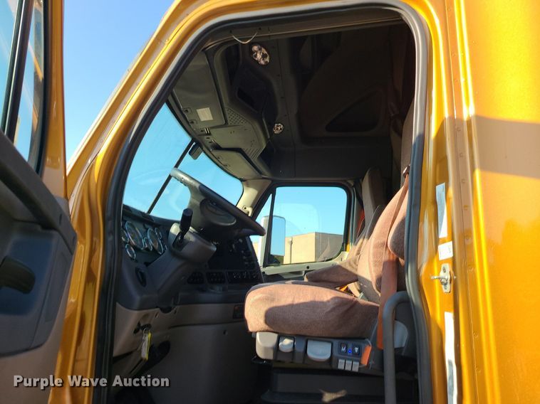 image for item MJ9325 2016 Freightliner Cascadia  semi truck