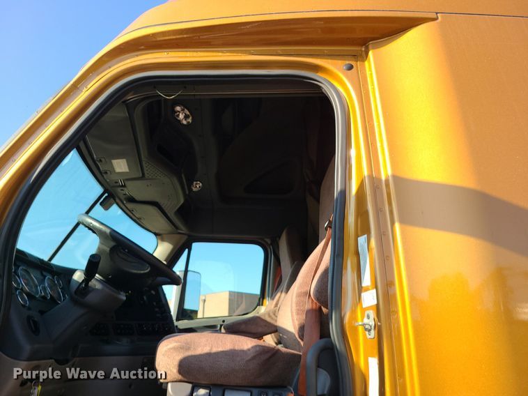 image for item MJ9325 2016 Freightliner Cascadia  semi truck