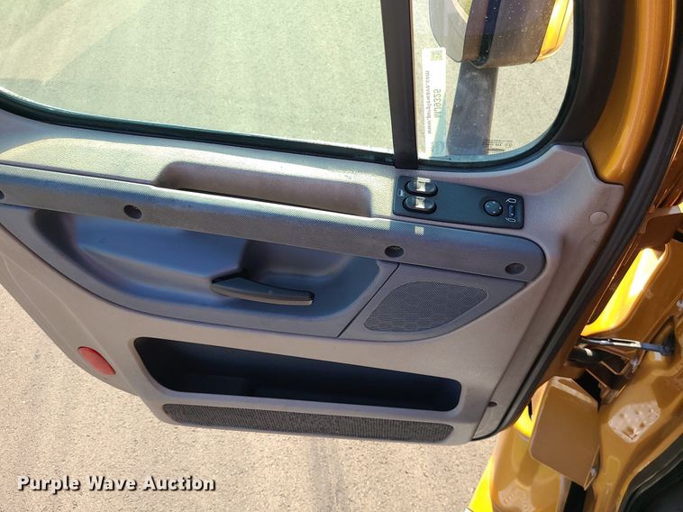 image for item MJ9325 2016 Freightliner Cascadia  semi truck