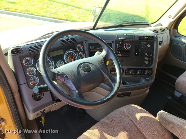 image for item MJ9325 2016 Freightliner Cascadia  semi truck