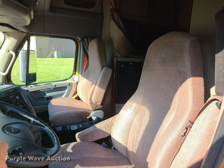 image for item MJ9325 2016 Freightliner Cascadia  semi truck