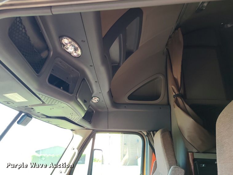 image for item MJ9325 2016 Freightliner Cascadia  semi truck