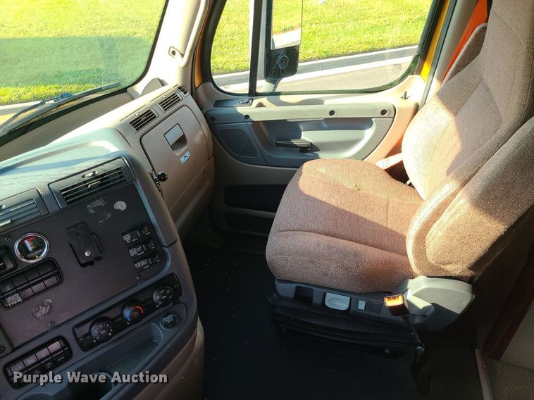 image for item MJ9325 2016 Freightliner Cascadia  semi truck