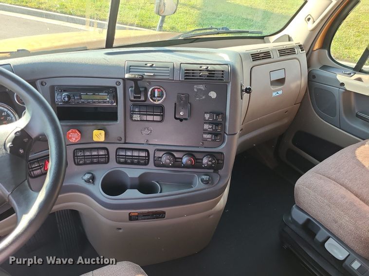 image for item MJ9325 2016 Freightliner Cascadia  semi truck