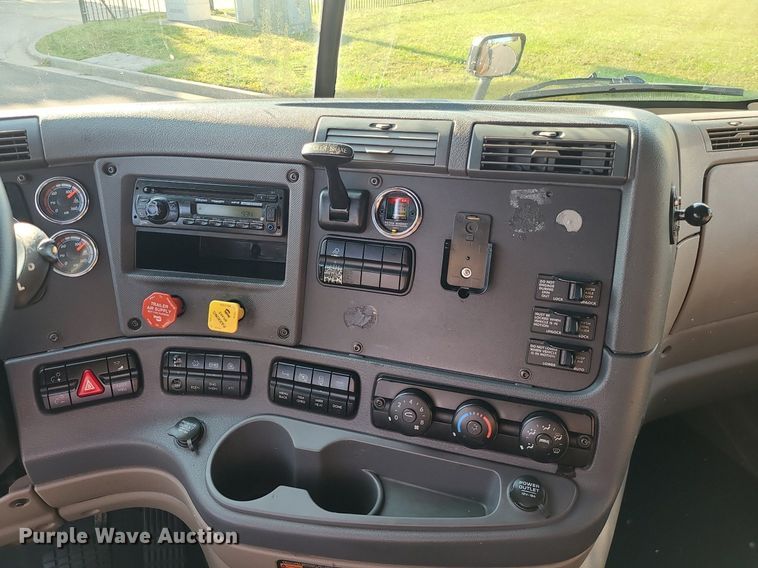 image for item MJ9325 2016 Freightliner Cascadia  semi truck