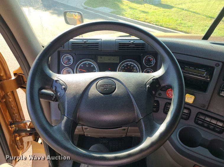 image for item MJ9325 2016 Freightliner Cascadia  semi truck