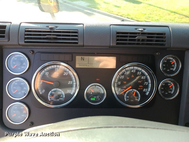 image for item MJ9325 2016 Freightliner Cascadia  semi truck