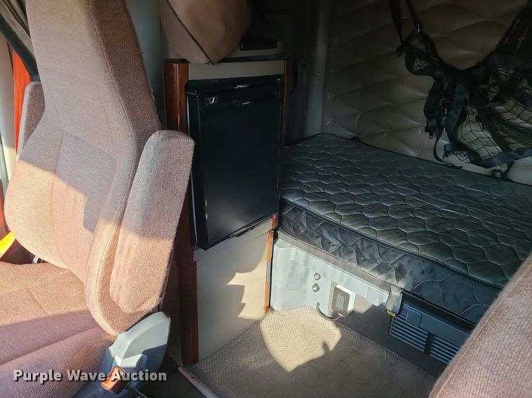 image for item MJ9325 2016 Freightliner Cascadia  semi truck