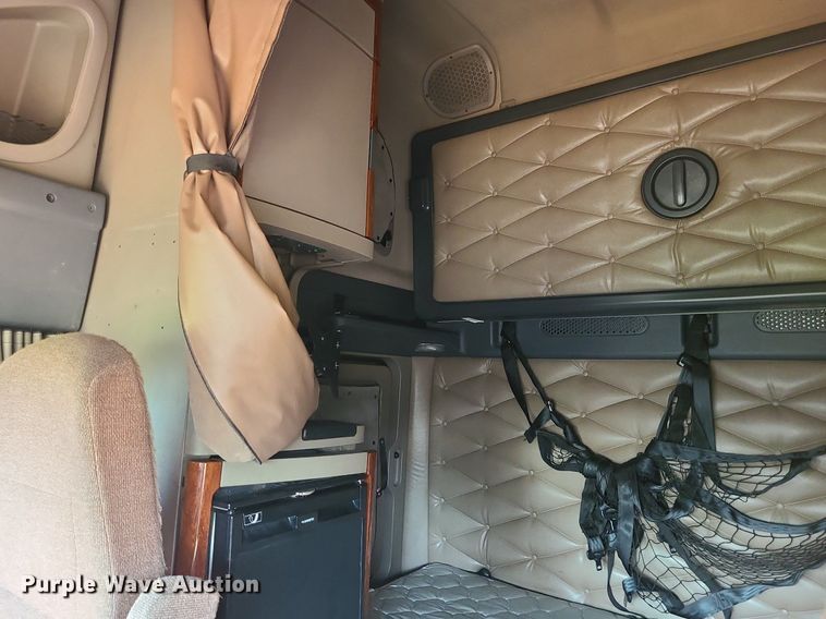 image for item MJ9325 2016 Freightliner Cascadia  semi truck