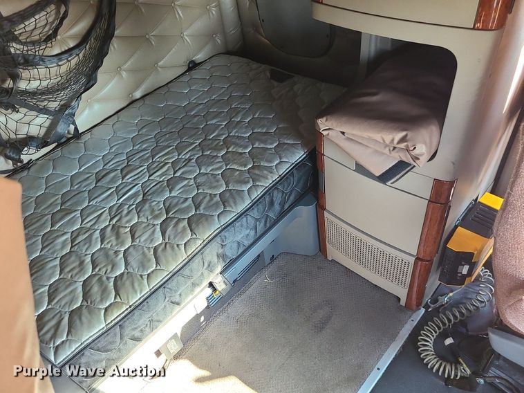 image for item MJ9325 2016 Freightliner Cascadia  semi truck