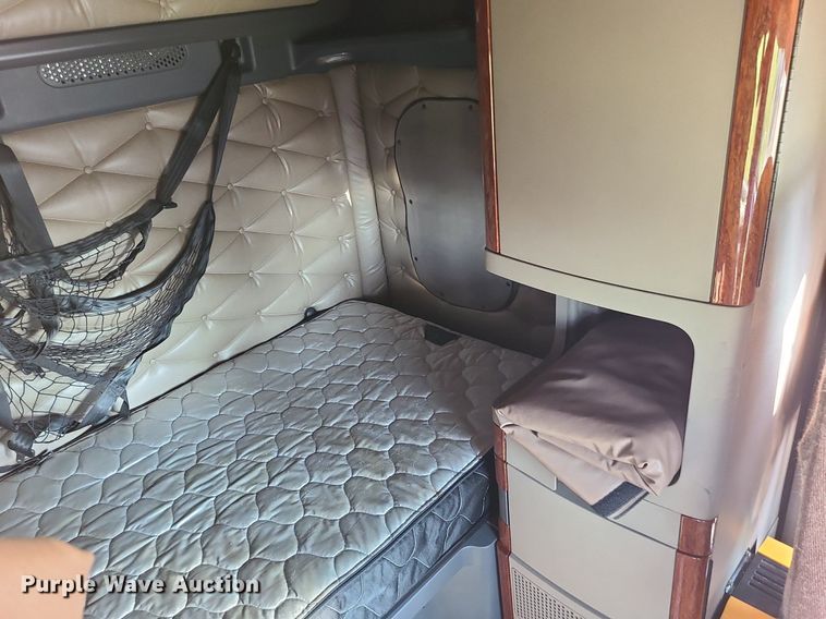 image for item MJ9325 2016 Freightliner Cascadia  semi truck