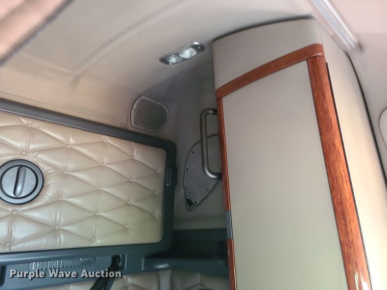 image for item MJ9325 2016 Freightliner Cascadia  semi truck