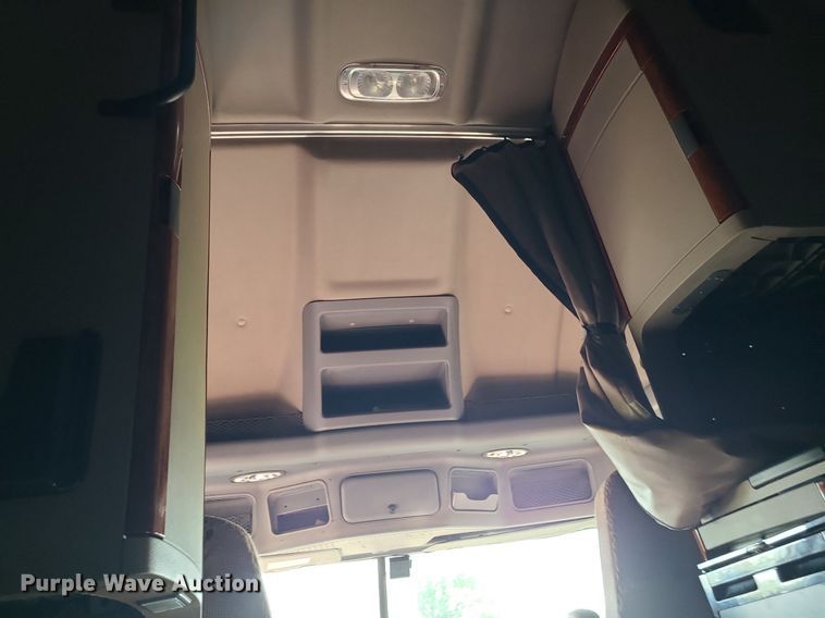 image for item MJ9325 2016 Freightliner Cascadia  semi truck