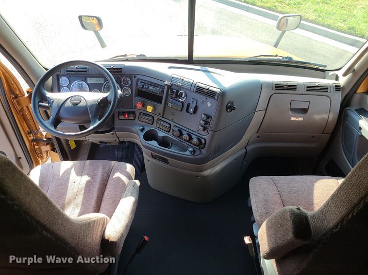 image for item MJ9325 2016 Freightliner Cascadia  semi truck