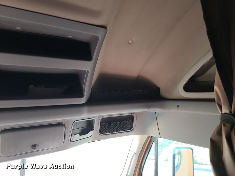 image for item MJ9325 2016 Freightliner Cascadia  semi truck