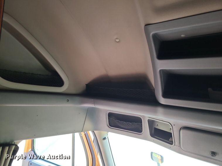 image for item MJ9325 2016 Freightliner Cascadia  semi truck