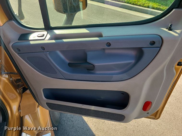 image for item MJ9325 2016 Freightliner Cascadia  semi truck