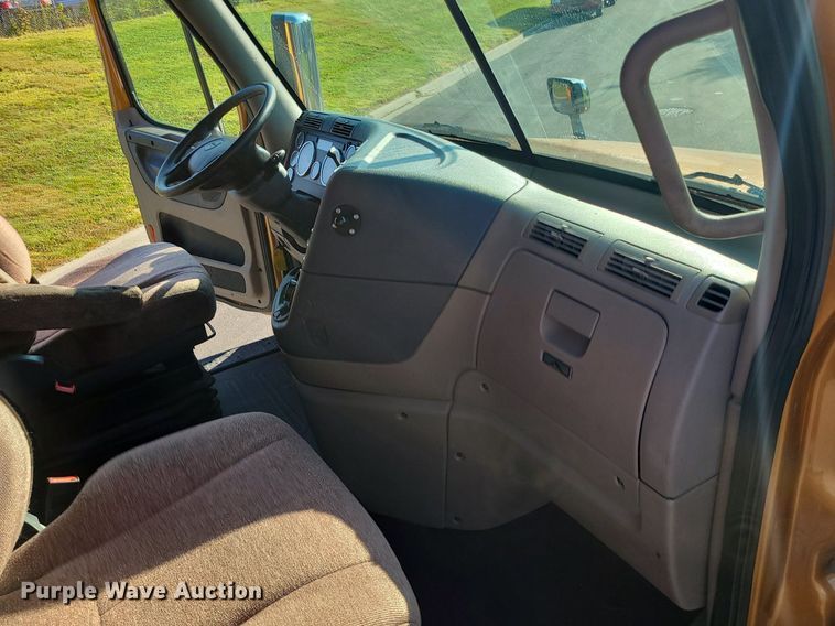 image for item MJ9325 2016 Freightliner Cascadia  semi truck