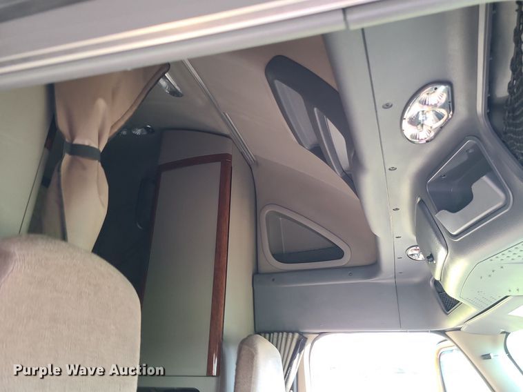 image for item MJ9325 2016 Freightliner Cascadia  semi truck